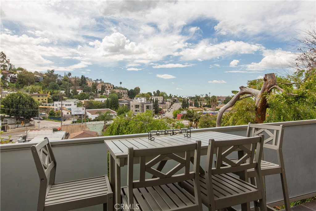 3836 De Longpre Avenue