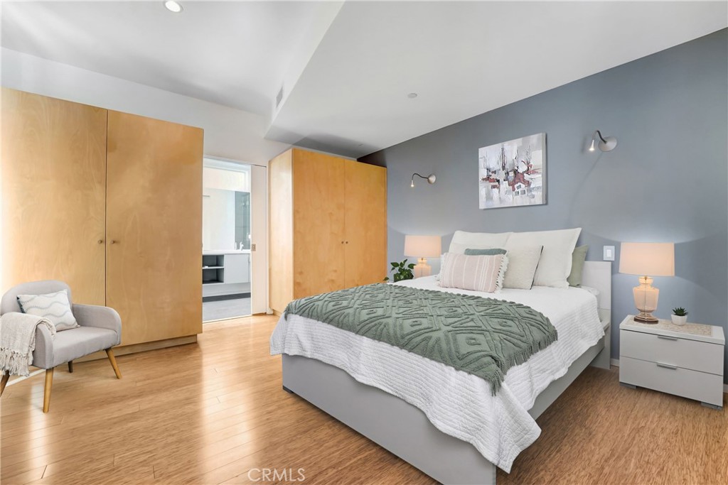 3907 De Longpre