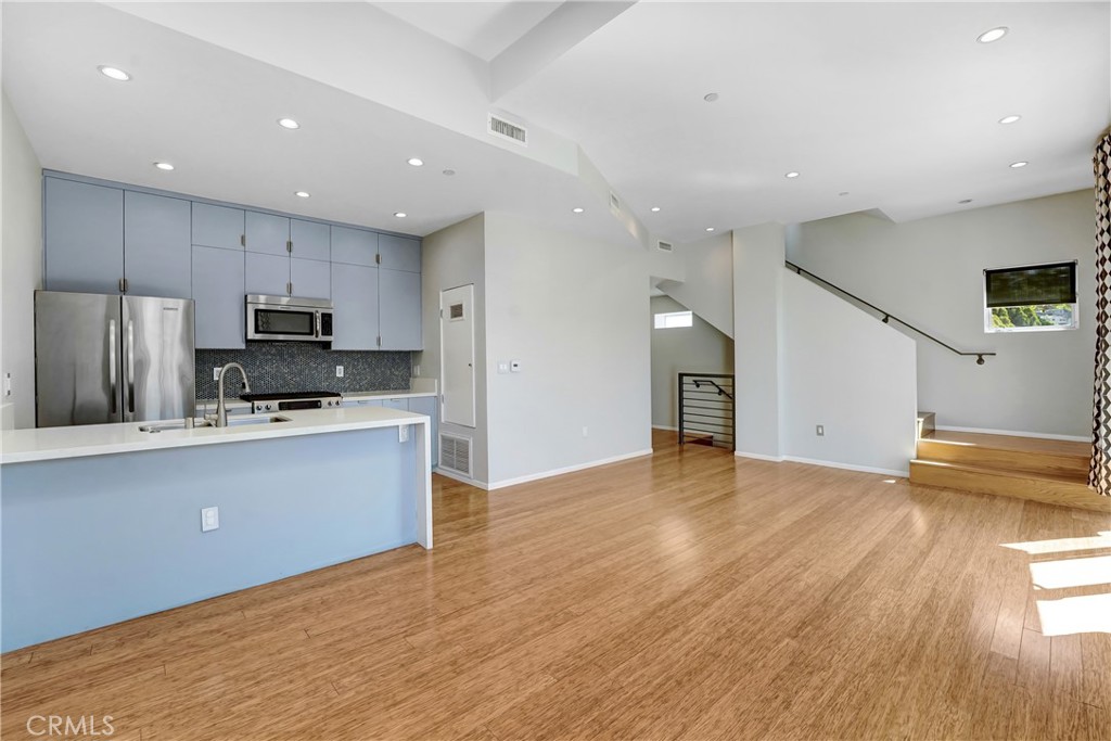 3907 De Longpre