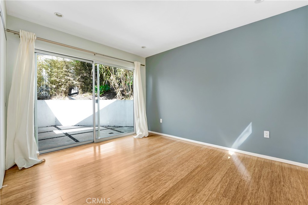 3907 De Longpre