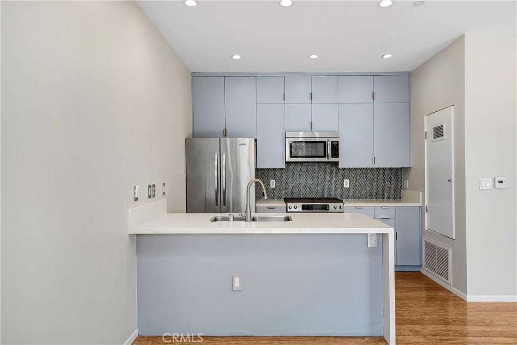 3907 De Longpre