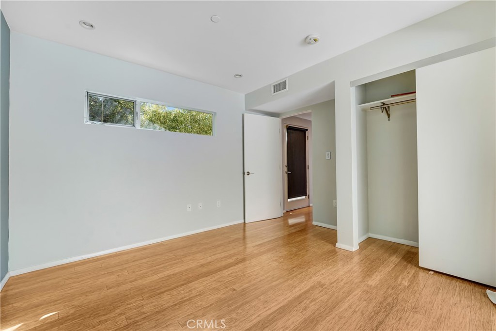 3907 De Longpre