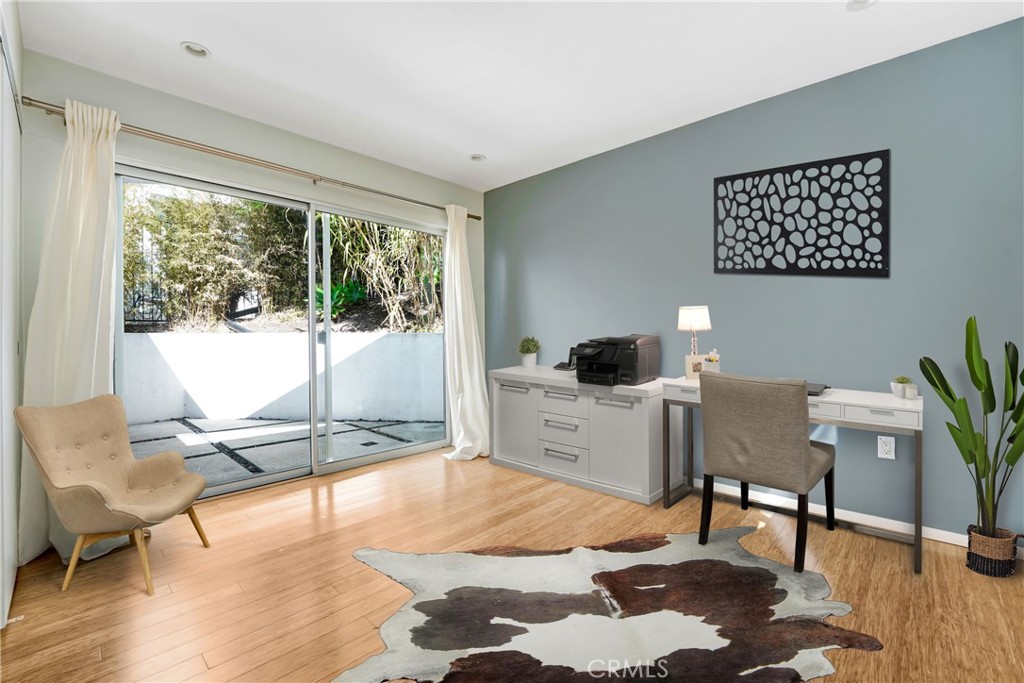 3907 De Longpre