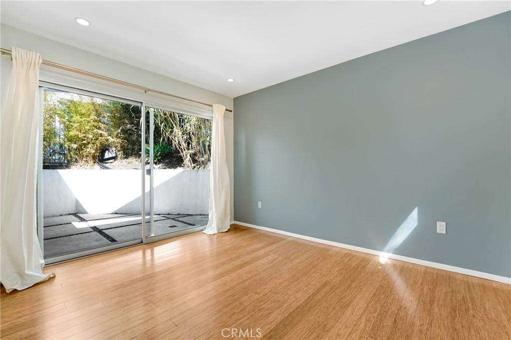 3907 De Longpre