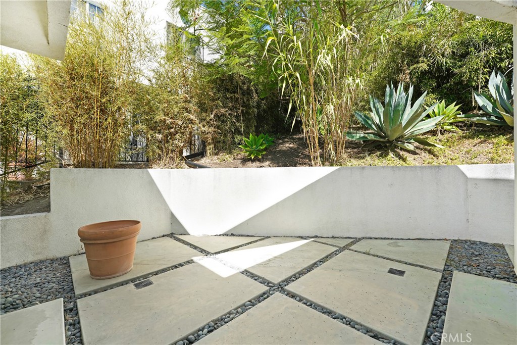 3907 De Longpre