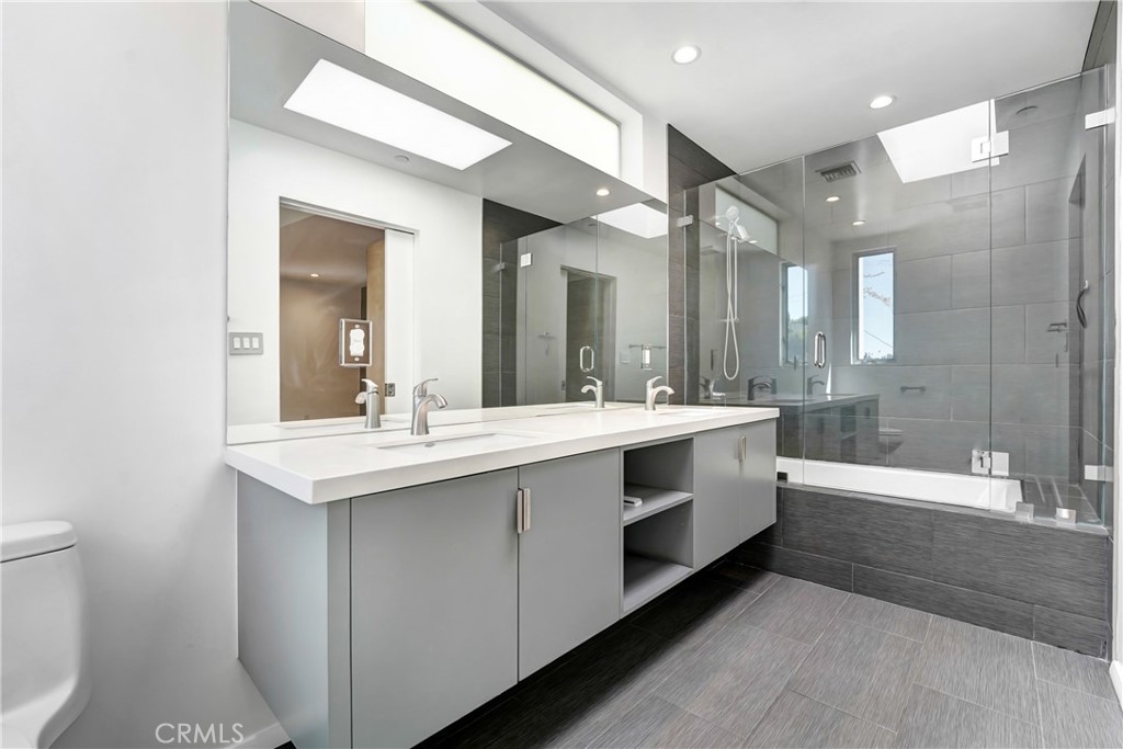 3907 De Longpre