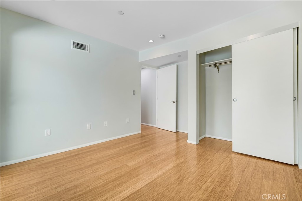 3907 De Longpre