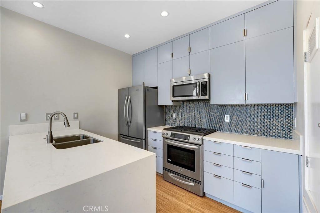 3907 De Longpre