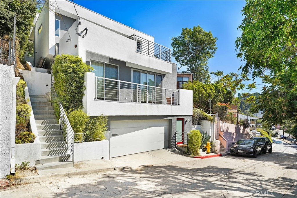 3907 De Longpre