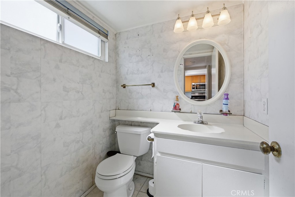 2000 W Palmyra Avenue 7