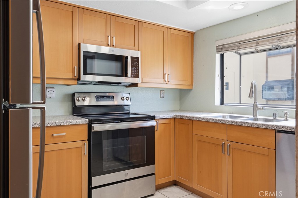 2000 W Palmyra Avenue 7