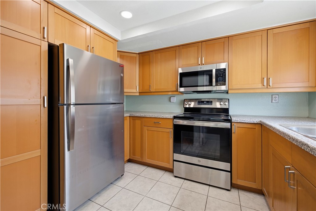 2000 W Palmyra Avenue 7