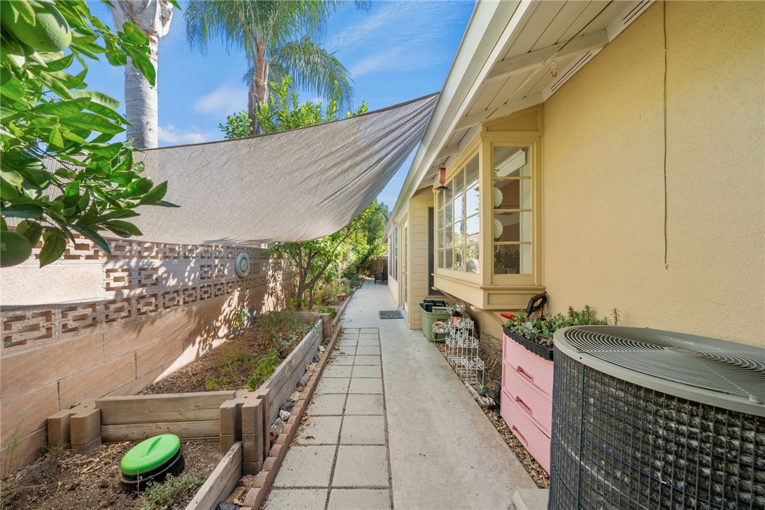 1200 W Montrose Avenue