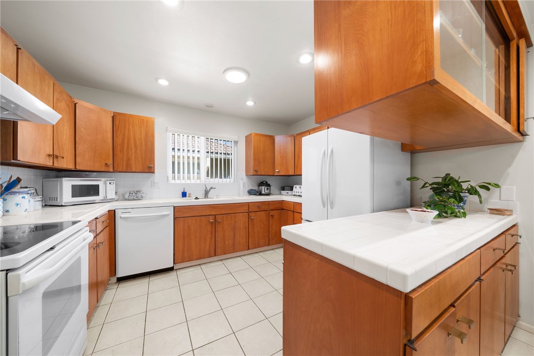 1200 W Montrose Avenue