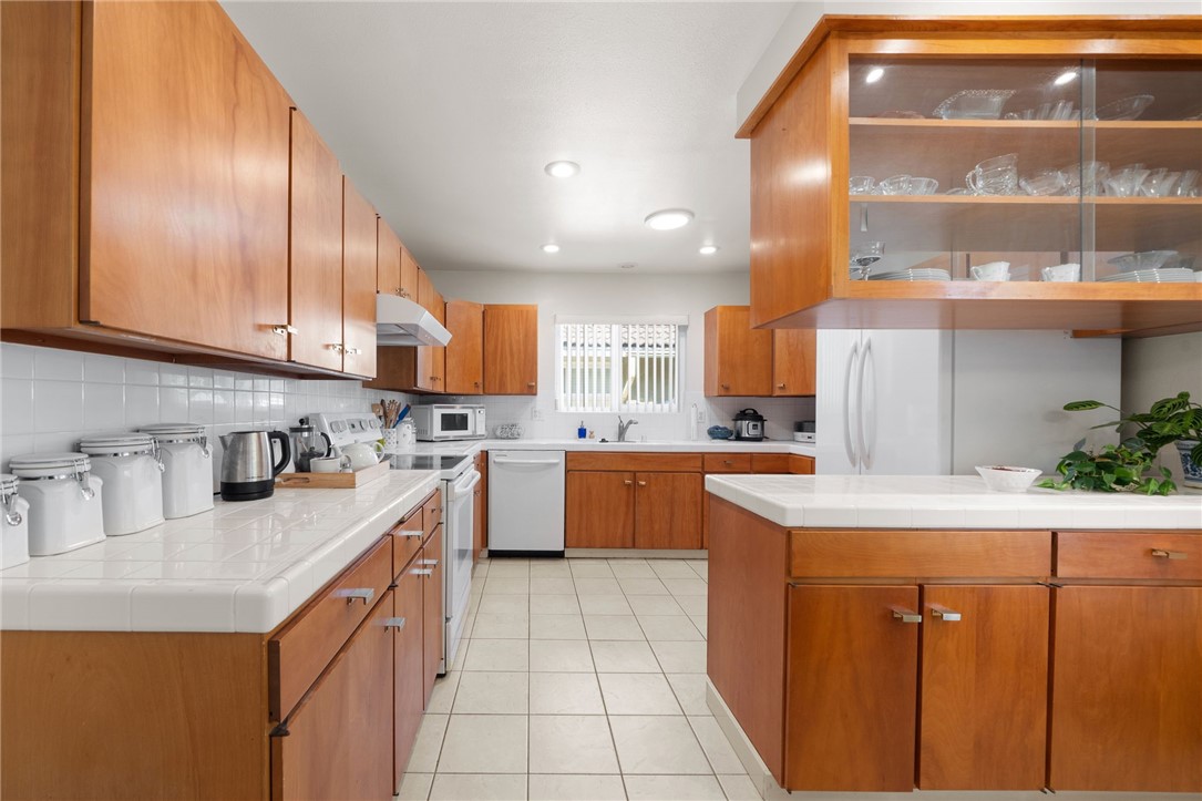 1200 W Montrose Avenue