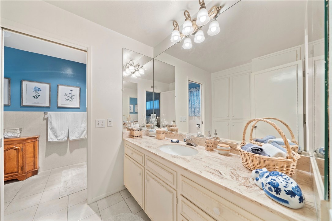 1200 W Montrose Avenue