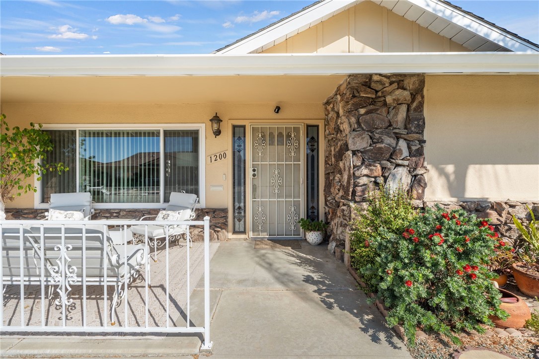 1200 W Montrose Avenue