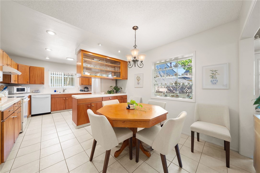 1200 W Montrose Avenue