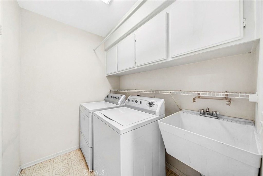 1137 Avenida Roundelay