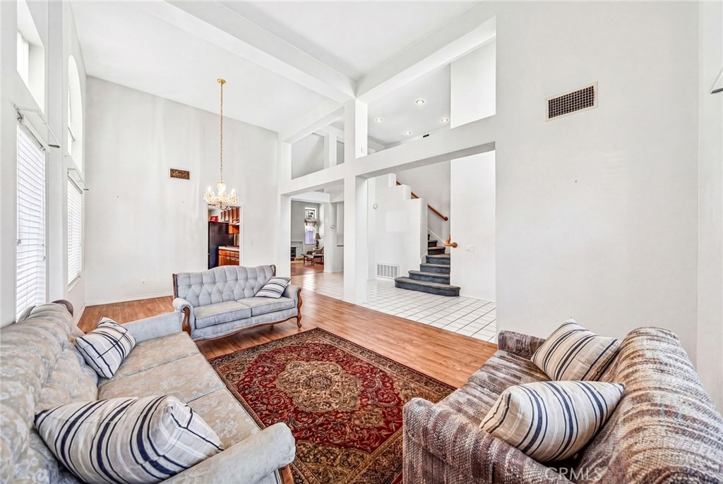 1137 Avenida Roundelay