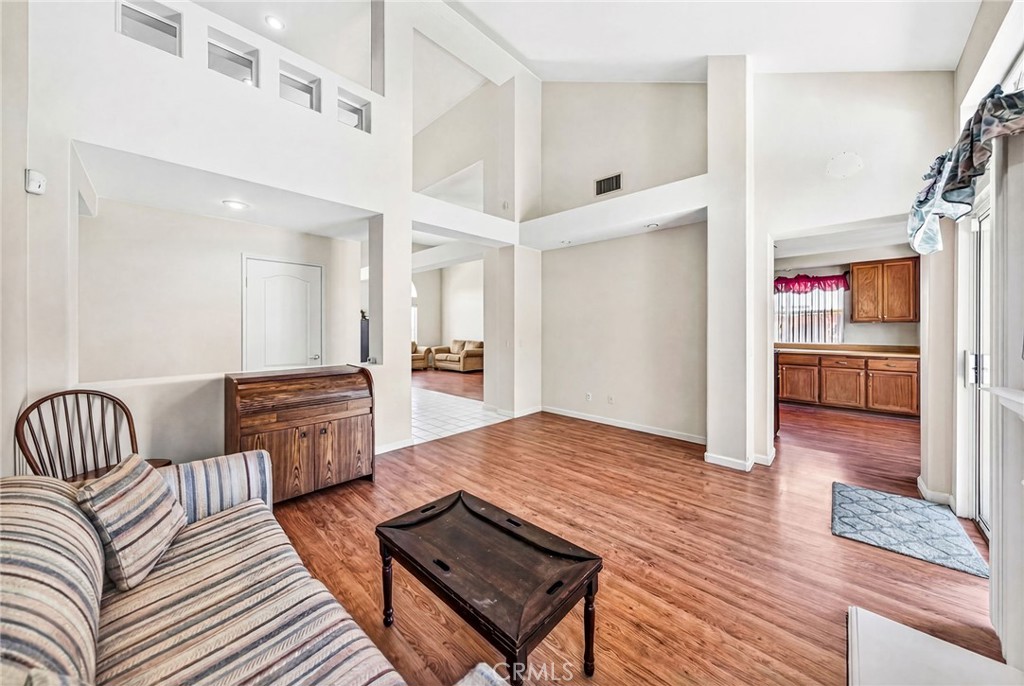 1137 Avenida Roundelay