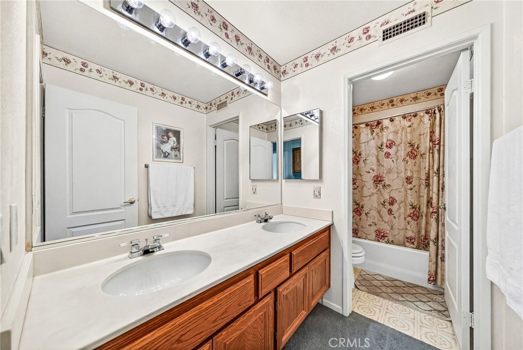 1137 Avenida Roundelay