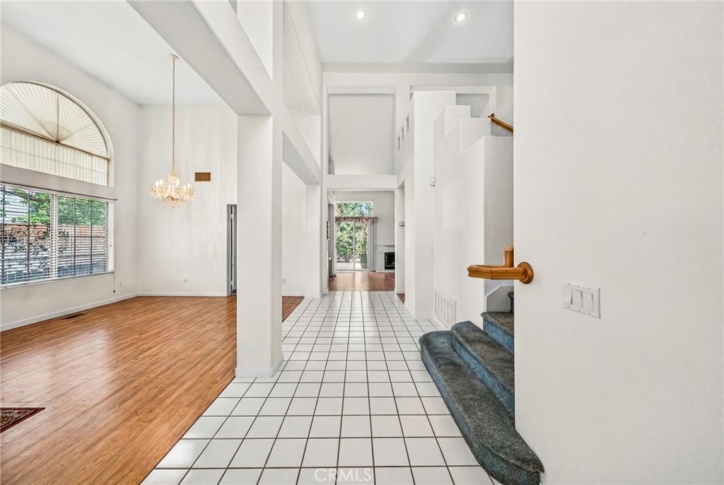 1137 Avenida Roundelay