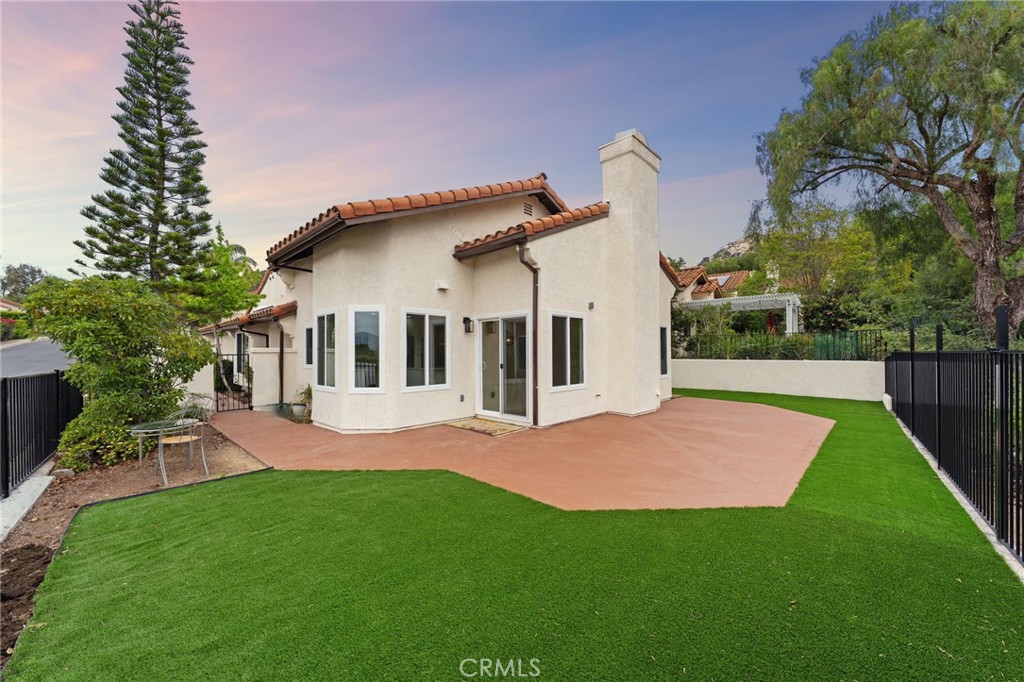 1723 Larkhaven Glen