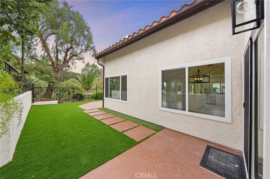 1723 Larkhaven Glen