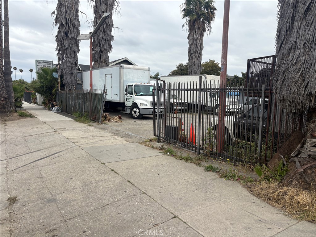 4760 S Figueroa