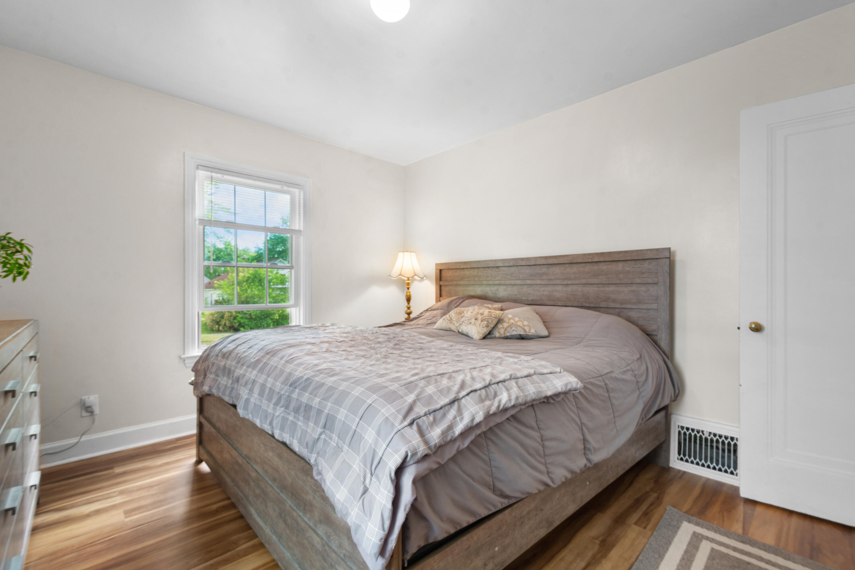 969 W Southern Avenue