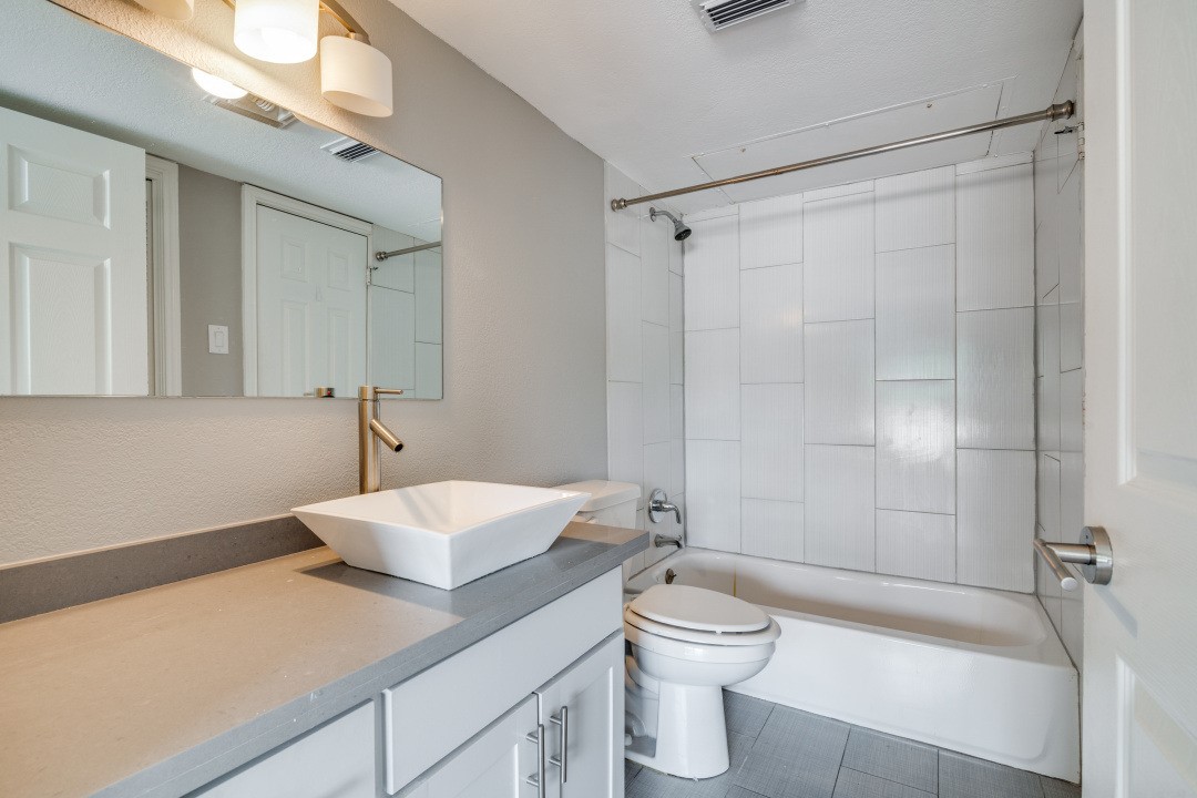 4303 Buena Vista Street 304