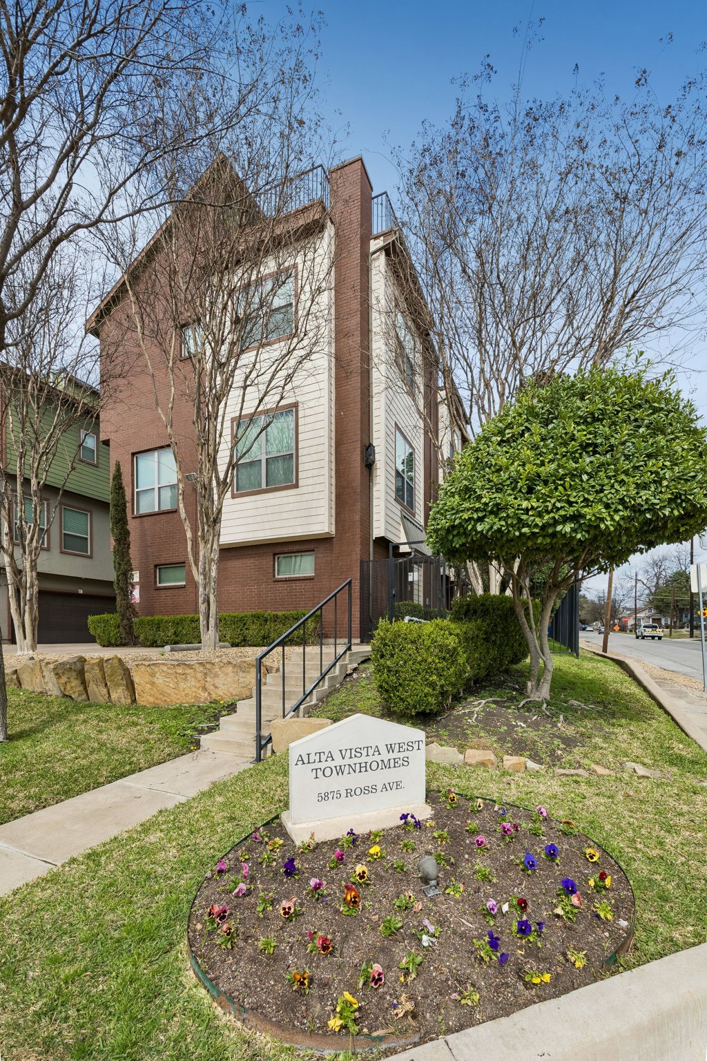 5875 Ross Avenue 9