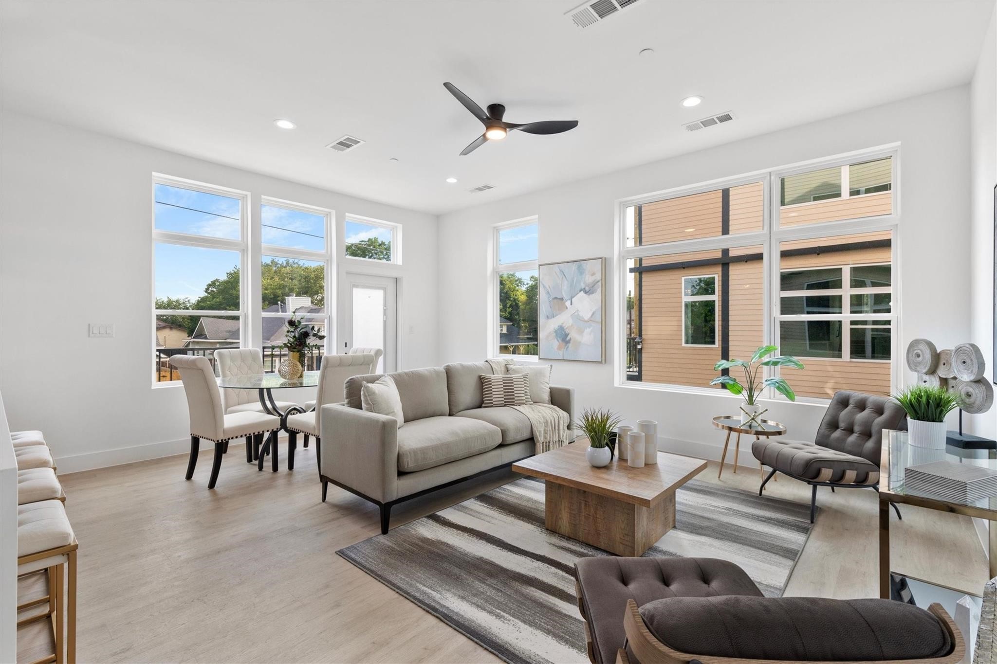 723 W 10th Street 106