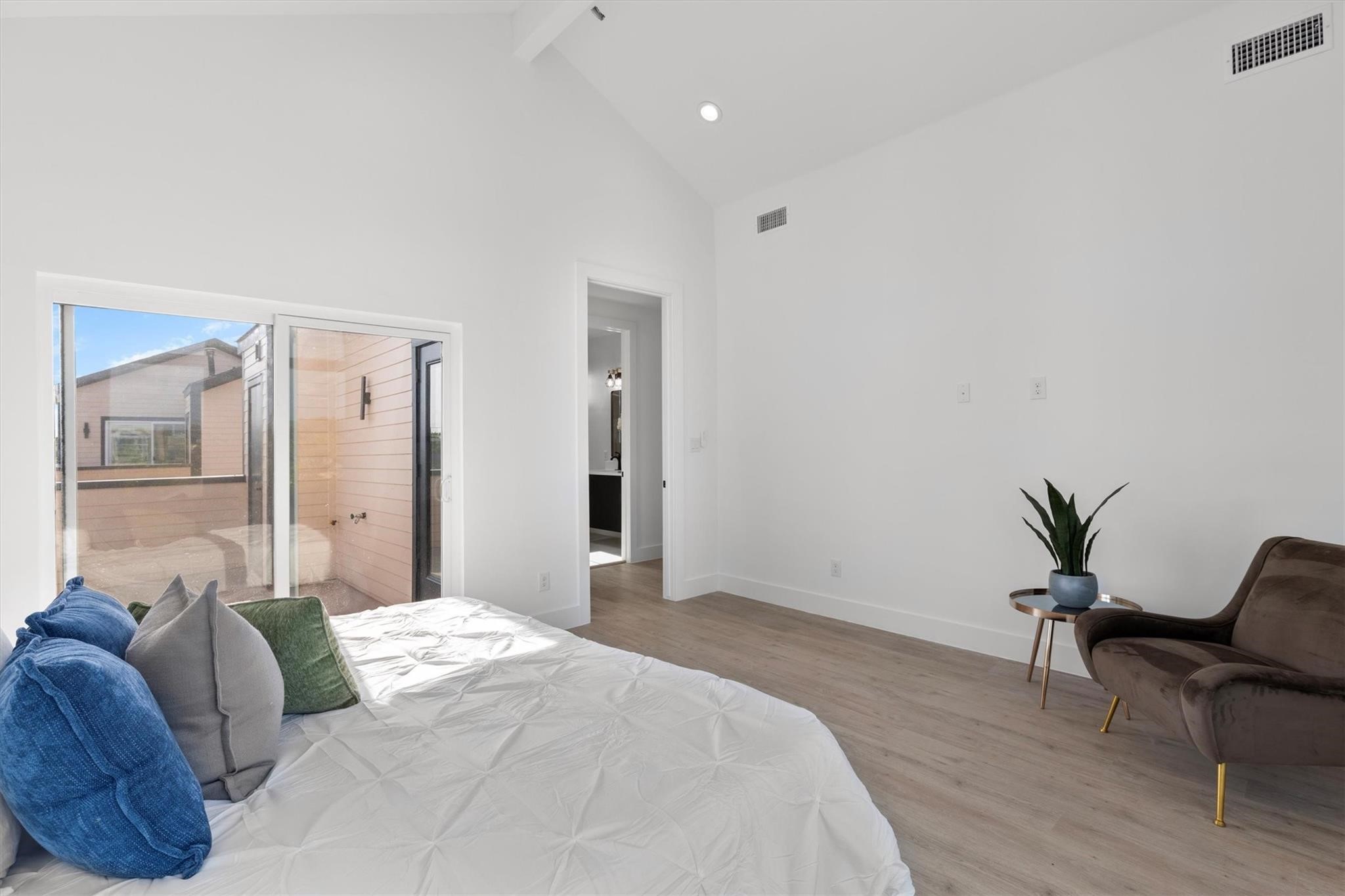 723 W 10th Street 106