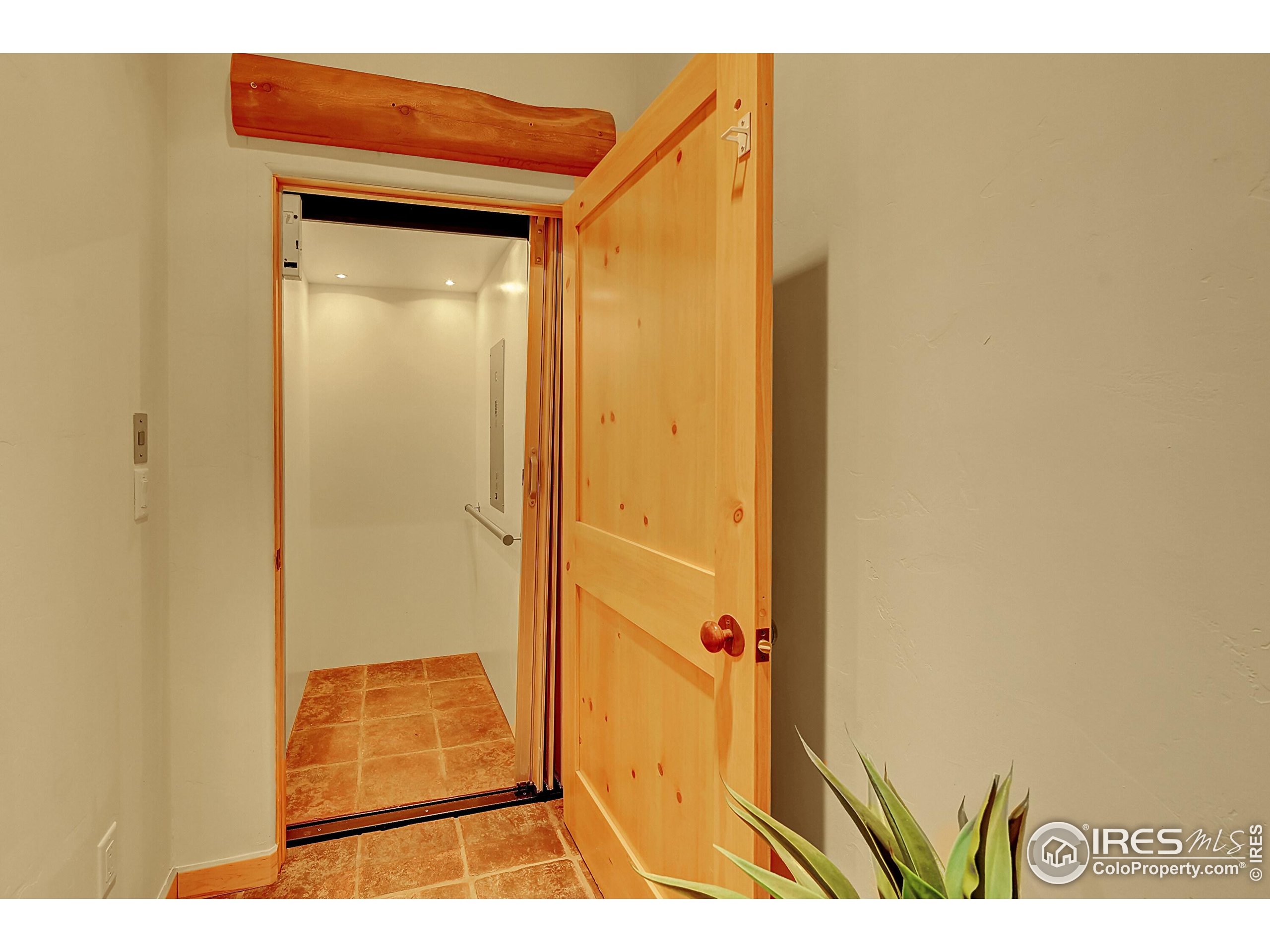 6553 Sunshine Canyon Dr