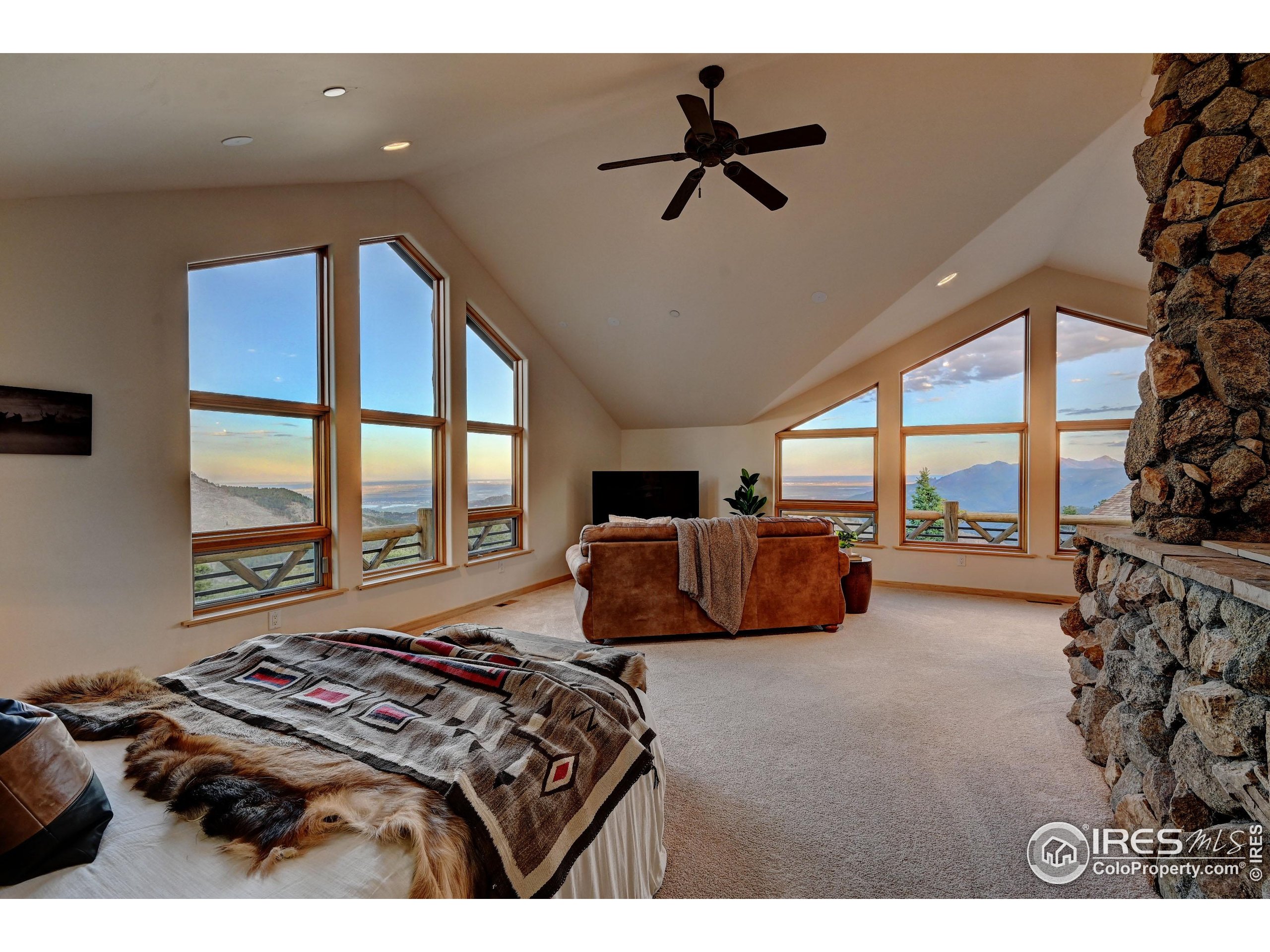 6553 Sunshine Canyon Dr