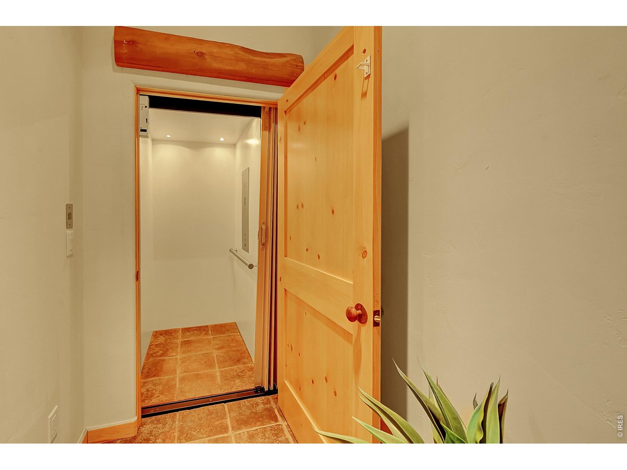 6553 Sunshine Canyon Dr