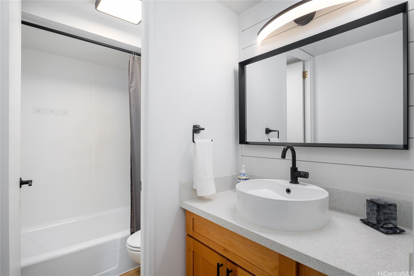 225 Queen Street 14C