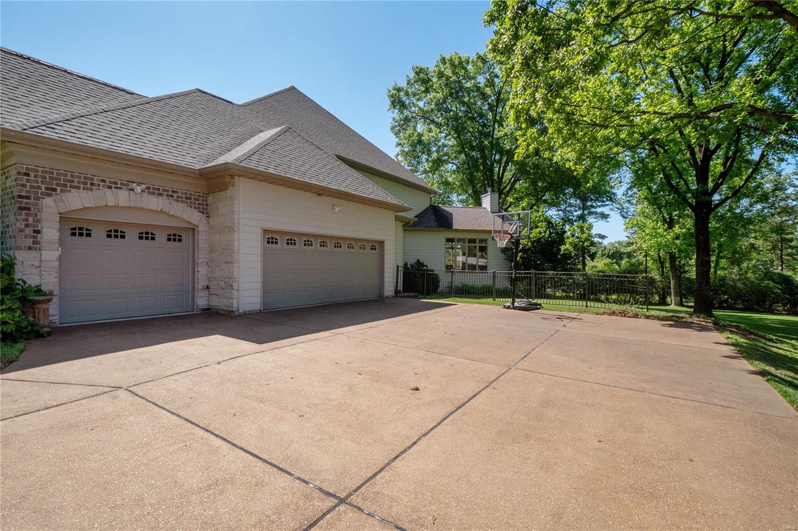 22 N Walling Drive