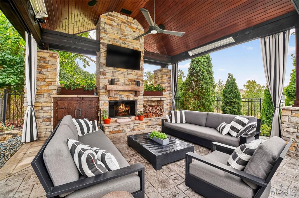 9225 Caddyshack Circle