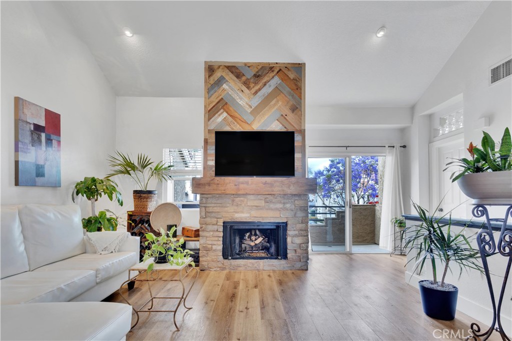 25072 Leucadia E