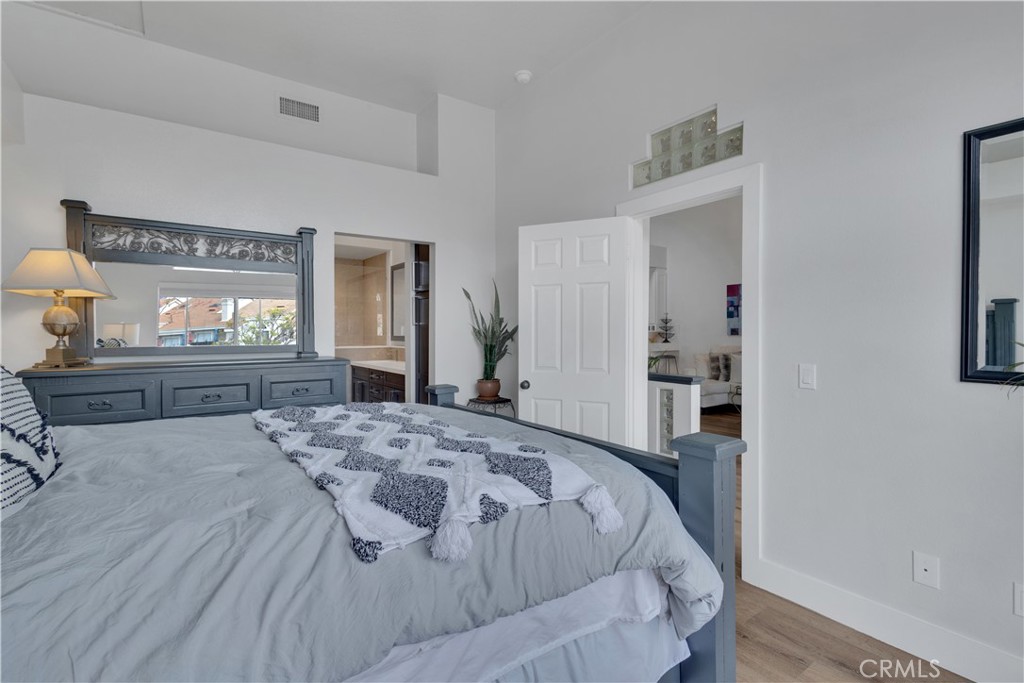 25072 Leucadia E