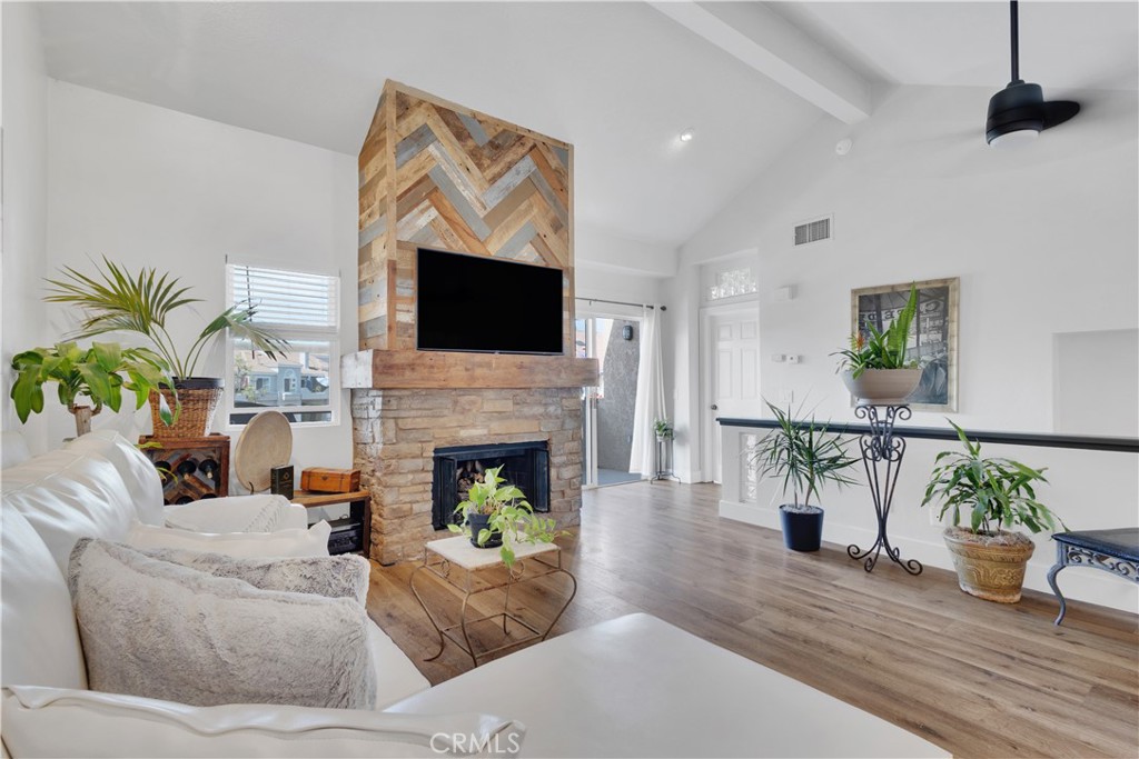 25072 Leucadia E