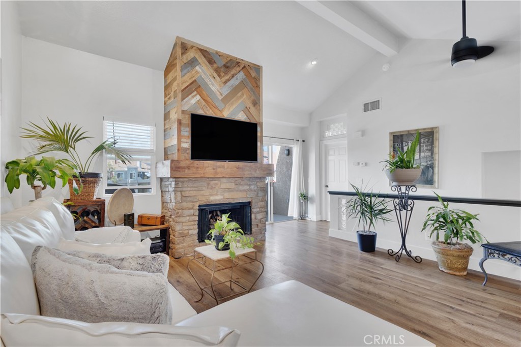 25072 Leucadia E