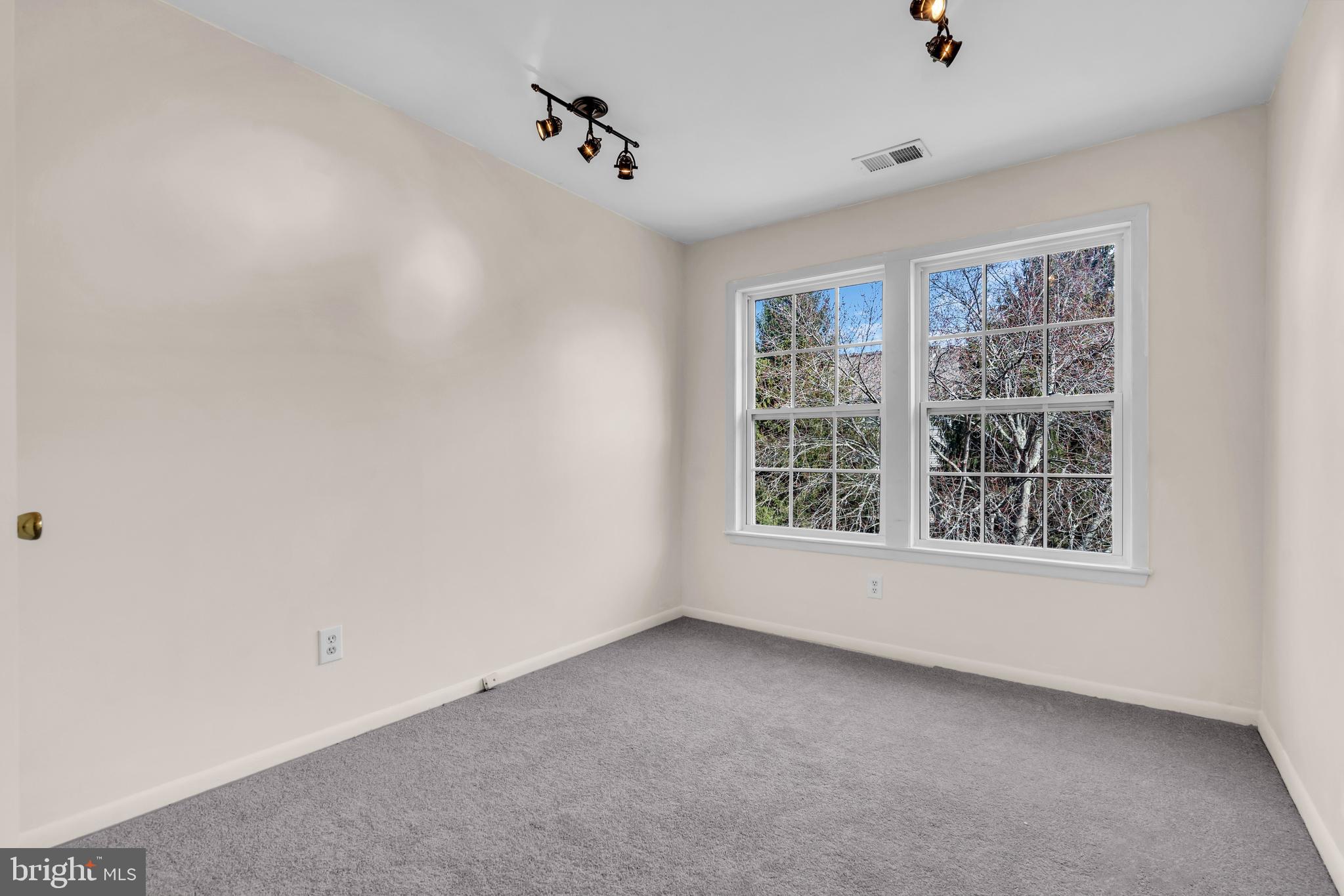302 Trinity Ct #10