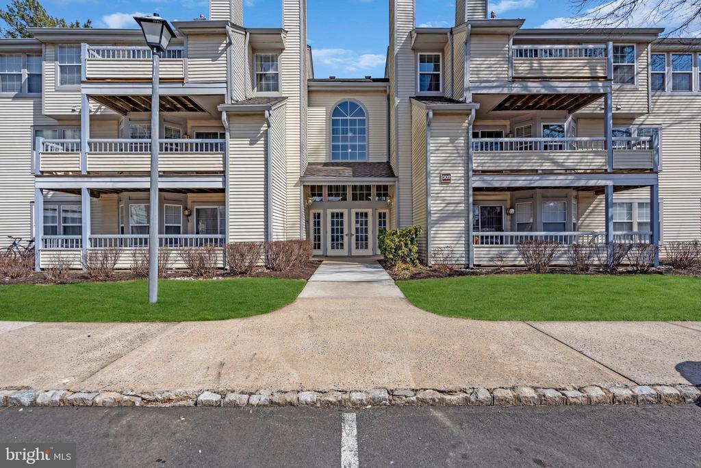 302 Trinity Ct #10