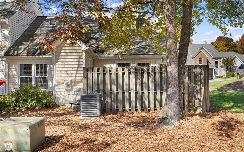 6 Cedar Knoll Court