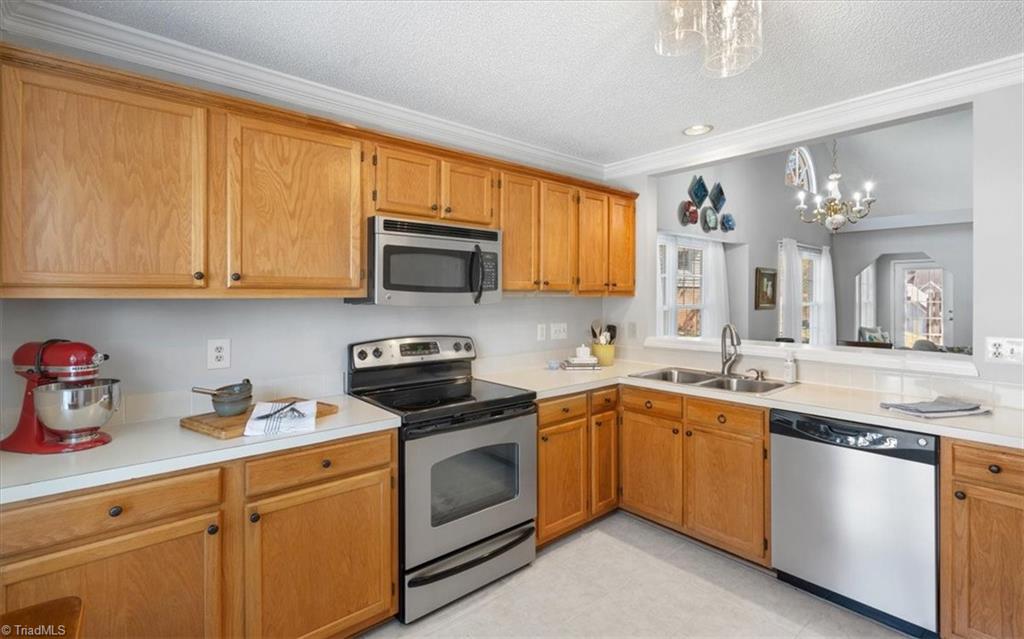 6 Cedar Knoll Court