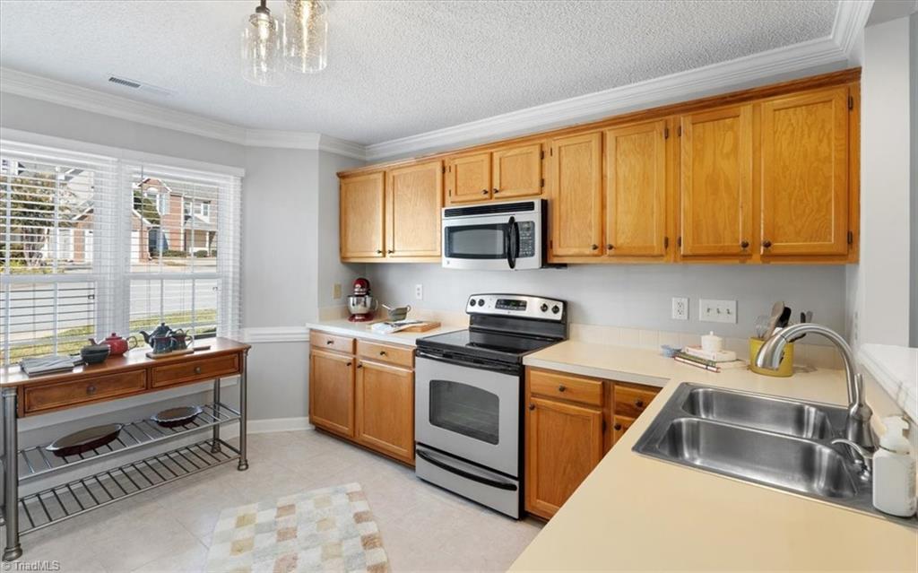 6 Cedar Knoll Court